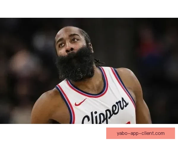 塞克斯顿哈登上演恶意犯规施罗德撞理查兹裆部引争议